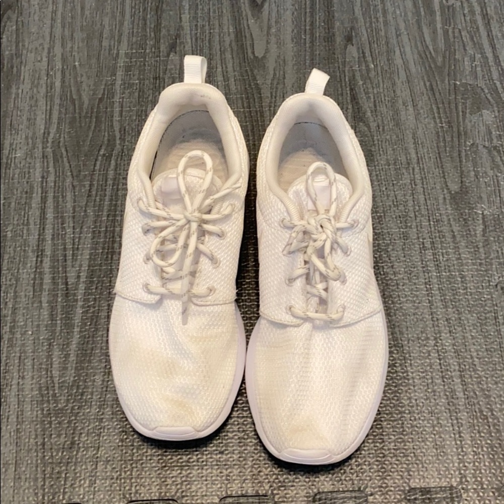 WHITE NIKE ROSHE RUN SHOES WOMEN’S SIZE 6.5